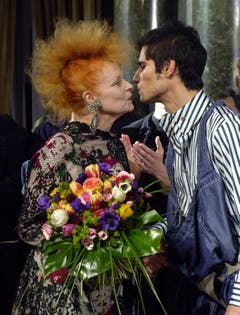 Im Januar 2002 küsst Vivienne Westwood an der Fashionshow in Mailand ein Model. (Bild: Keystone)