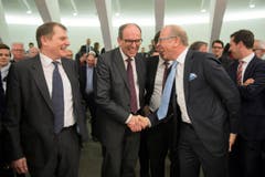Bruno Damann (Mitte) erhält Glückwünsche vom abtretenden Regierungsrat Martin Gehrer. (Bild: Urs Bucher)