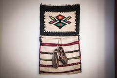 Folkloreschuhe und eine gewebte Tasche erinnern an die serbische Heimat. (Bild: Ralph Ribi)