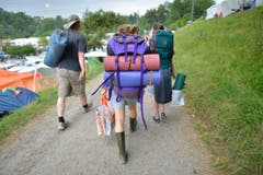Mit Tramper, Schlafmatte und Migrossack auf dem Weg Richtung Zeltplatz. (Bild: Benjamin Manser)