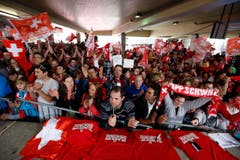 Viele daheimgebliebenen Fans warteten Stunden auf ihre Hockey-Helden. (Bild: Keystone)