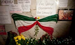 Vor der Botschaft Venezuelas in Mexiko City trauern die Menschen um Hugo Chávez. (Bild: Keystone)