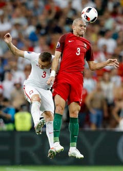 Artur Jedrzejczyk (link, Polen) mit Portugals Pepe, den Ball mit dem Kopf trifft. (Bild: Keystone)