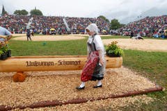 Eine Trachtenfrau auf dem Weg zum Festakt. (Bild: Keystone)