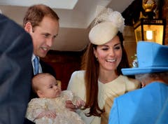 Prinz George mustert seine Urgrossmutter Queen Elisabeth genau. (Bild: Keystone)