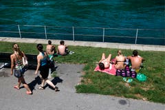 Sie geniessen die Sonne an der Rhone. (Bild: Keystone)