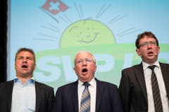 Brunner, Christoph Blocher und Albert Rösti singen die Nationalhymne. (Bild: Keystone)