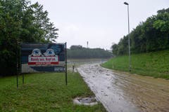 Überschwemmung auf der Autobahn A1 in Wil (Bild: Ralph Ribi)
