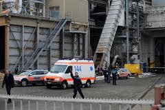 Vor Ort bei der Kronospan war ein Grossaufgebot der Polizei. (Bild: Boris Bürgisser / Neue LZ)