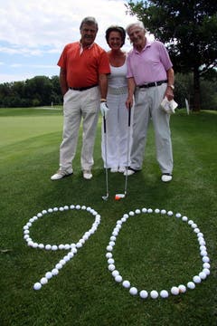 Symbolischer Abschlag: 90 Golfbälle - und einer fürs neue Lebensjahr: Geburtstagskind Ferdy Kübler mit seiner Ehefrau Christina und Unternehmer Hans Leutenegger 2009. (Bild: Archiv LZ)