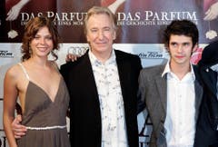 Schauspieler Jessica Schwarz, Alan Rickman und Ben Whishaw (von links) posieren vor Beginn der Premiere des Spielfilmes "Das Parfum" in München. (Bild: Keystone)
