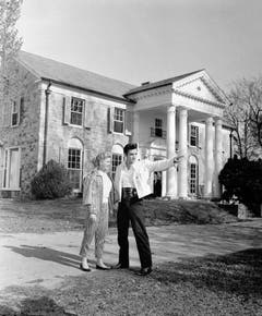 Elvis Presley zeigt dem Hollywood-Starlet Yvonne Lime sein neues Zuhause Graceland. Er kaufte das Haus für 100'000 Dollar. (Bild: Keystone)
