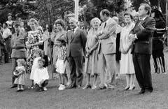 Der jordanische König Hussein I. besucht am 19. September 1987 die Rütliwiese. Auf dem Bild von links nach rechts: Unidentifizierter Offizier, Königin Nur von Jordanien, unidentifizierte Frau, Hussein I., Frau Aubert, Bundespräsident Pierre Aubert, Trudi Stich und Bundesrat Otto Stich. (Bild: Keystone)