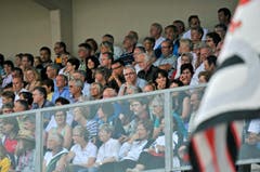 Interessierte Besucherinnen und Besucher verfolgen das Geschehen. (Bild: Reto Martin)