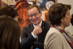 Walter Schönholzer verfolgt im Wahlzentrum die Resultate. (Bild: Reto Martin)