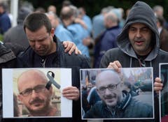 Untröstlich: Diese beiden Männer haben beim Flugzeugabsturz einen Kollegen verloren. (Bild: Keystone)
