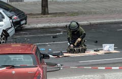 Ein Bombenspezialist am Unfallort. (Bild: Keystone)