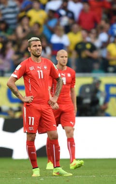 Valon Behrami (links) und Philippe Senderos sind nach dem zweiten Gegentor konsterniert. (Bild: Keystone)