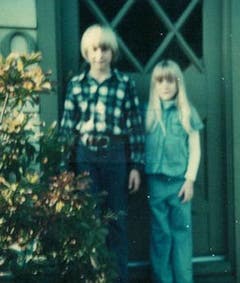 Das Glück war selten auf ihrer Seite: Kurt Cobain und seine Schwester Kim wurden nach der Scheidung ihrer Eltern herumgereicht. (Bild: Keystone)