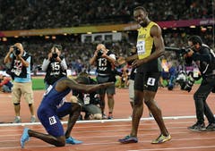 Ehrwürdig: Der US-Amerikaner Justin Gatlin bezwang im 100-m-WM-Final den grossen Favoriten Usain Bolt, zollte dem abtretenden Leichtathletik-Superstar aus Jamaika aber den gebührenden Respekt. (Bild: TIM IRELAND (AP))
