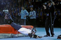 Auch für die Teilnahme am Super-Zehnkampf der Schweizer Sporthilfe ist sich René Baumann alias DJ Bobo nicht zu schade - dieses Bild stammt aus dem Jahr 2005. (Bild: Keystone)