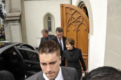 Paola Felix verlässt die Kirche nach der Abdankung. (Bild: Hanspeter Schiess)