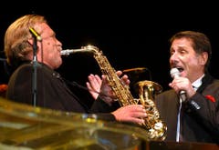 Performance zusammen mit seinem langjährigen Bandleader Pepe Lienhard, am 3. Oktober 2003, im Hallenstadion. (Bild: Keystone)