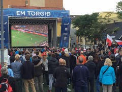 Gebannt verfolgen die Menschen in Reykjavik das Spiel Polen - Portugal im Public Viewing. (Bild: Marion Loher)