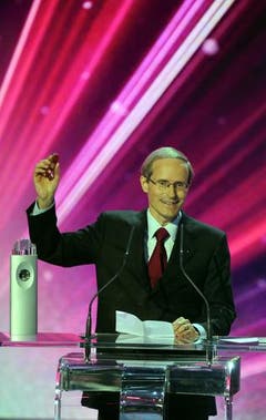 Immer ein Sackmesser dabei: Victorinox-Patron Carl Elsener widmete den Preis in der Sparte «Wirtschaft» seinem Vater. (Bild: Keystone)