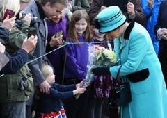 Die dreijährige Jessica Atfield überreicht der Queen Blumen zum Thronjubiläum. (Bild: GARETH FULLER (AP PA))