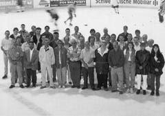 Die Mitglieder des Platzdienstes in der NLA-Saison 1997/98. (Bild: Archiv)