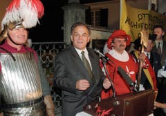 Der scheidende Bundesrat Otto Stich wurde am 31. Oktober 1995 in seiner Wohngemeinde in Dornach von den Mitgliedern der Magdalenenzunft empfangen. (Bild: Keystone)