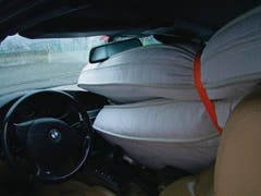 Bis unter den Rückspiegel hat der Lenker dieses Autos Matratzen in seinen Wagen gepackt. (Bild: Kantonspolizei St.Gallen)