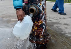 Frisches Wasser aus einem Hydranten. (Bild: Keystone)