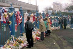 Zwei Tage nach dem verhängnisvollen Match zwischen Nottingham Forest und Liverpool: Schals und Blumen vor dem Hillsborough-Stadion. (Bild: Keystone)