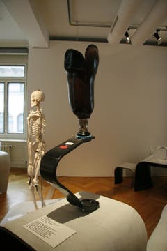 Laufprothese, Verbund aus Carbonfaser. Übt der Läufer Druck auf den Fuss aus, entsteht wie bei einer Feder Energie, die ihn vorwärts katapultiert. (Quelle: Textilmuseum) (Bild: Johannes Wey)