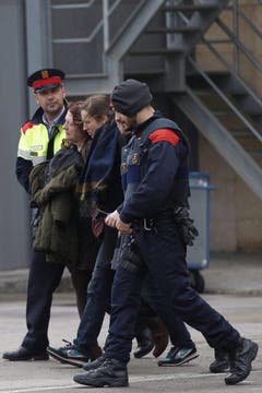 Polizisten kümmern sich am Flughafen von Barcelona um trauernde Angehörige. (Bild: Keystone)