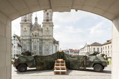 Camouflage mitten im Weltkulturerbe: Vorbereitungen für eine Fahnenübergabe auf dem St.Galler Klosterplatz. (Bild: Hanspeter Schiess)