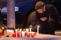 Ein Angestellter von Germanwings und Lufthansa zündet eine Kerze vor dem Hauptsitz von Germanwings an. (Bild: Keystone)