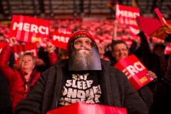 Bärtige Fans: Ein Berner Zuschauer feuert seine Mannschaft mit aufgeklebtem Bart an. (Bild: Keystone)