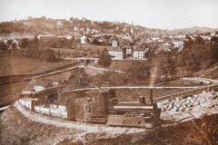 Ein Bild vom Bau des "Gaiserbähnli": Die Lokomotive Nummer 1 "Gais" zieht einen Bauzug durch die bereits fertiggestellte Ruckhaldekurve. Die Arbeiten an der Bahnlinie St.Gallen-Gais starteten im Sommer 1888. Eingeweiht wurde die Strecke am 1. Oktober 1889. (Bild: Stadtarchiv der Stadt St.Gallen)