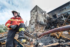 Raduner-Brand: Rundgang mit Brandermittler André Kieser (Bild: Hanspeter Schiess)