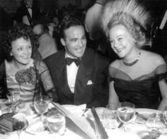 Edith Piaf (links iim Bild) mit einer frühen Liebe, Boxweltmeister Marcel Cerdan. Als dieser bei einem Flugzeugabsturz ums Leben kam, geriet die Sängerin in eine Lebenskrise. (Bild: STR (EPA))