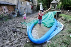 Kinder spielen in der «Untere Fabrik» im Schlamm. (Bild: Michel Canonica)