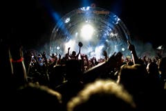 Feierndes Publikum beim Auftritt der Toten Hosen. (Bild: Benjamin Manser)