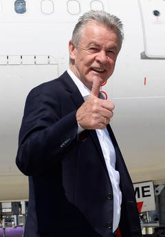 Ottmar Hitzfeld scheint das Out gegen Argentinien gut verdaut zu haben, nimmt man seinen Gesichtsausdruck als Massstab. (Bild: Keystone)