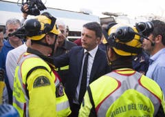 Matteo Renzi spricht mit den Rettungsmannschaften. (Bild: Keystone)