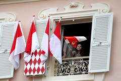 Ein Haus ist mit monegassischen Fahnen geschmückt. (Bild: Keystone)