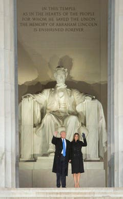 Donald Trump posiert mit First Lady Melania vor dem Lincoln Memorial in Washington. (Bild: Keystone)