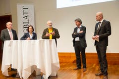 Lebhafte Diskussionen: (v.l.) Thomas Ammann, Yvonne Gilli, Hans Oppliger und Paul Rechsteiner. Ganz rechts Andri Rostetter, Ressortleiter Ostschweiz beim Tagblatt. (Bild: Ralph Ribi)